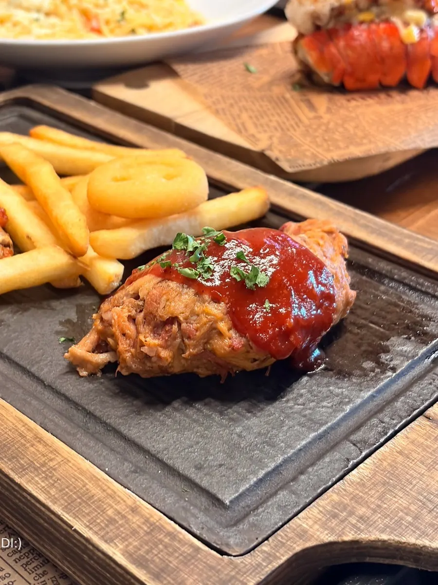 Lunch special pulled pork set with sides