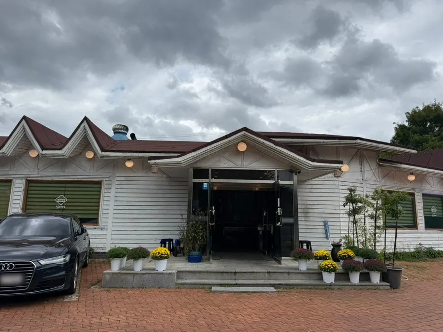 Dedicated parking space in front of Imga-ne Ureong Ssambap