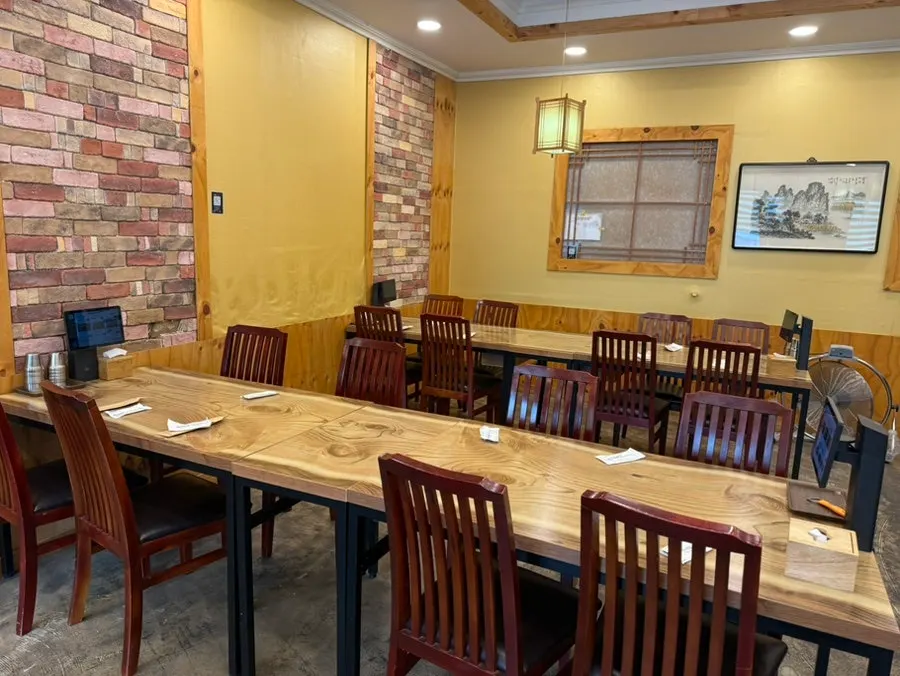 Spacious, clean interior of Imga-ne Ureong Ssambap