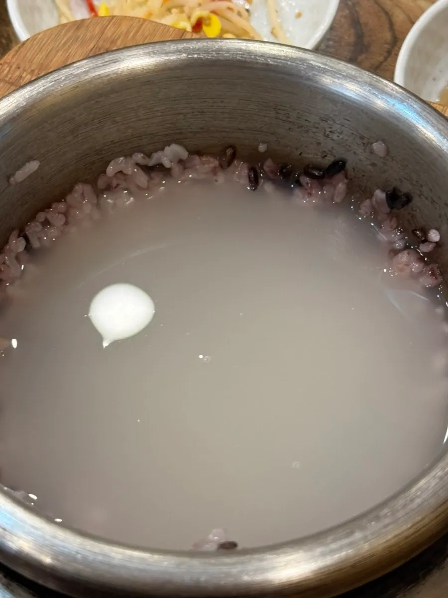Hot-stone rice eaten together with wrap greens