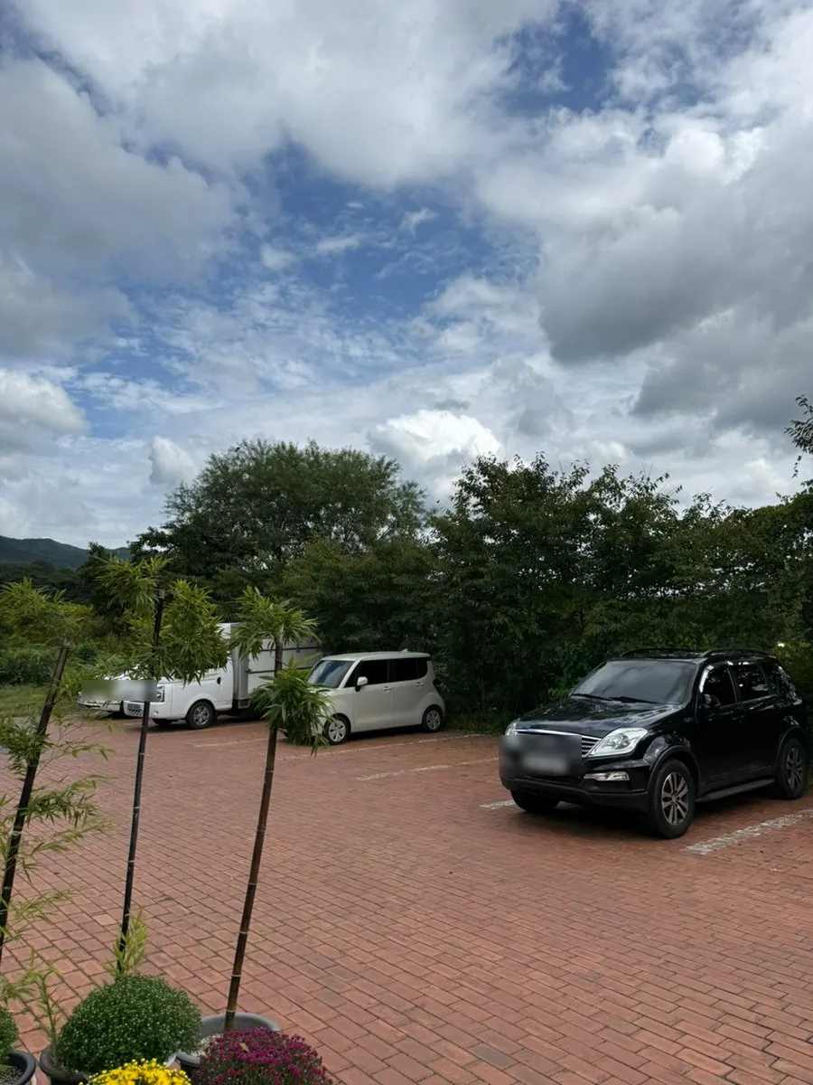 Finishing a meal at the ssambap restaurant on the Palgongsan drive course