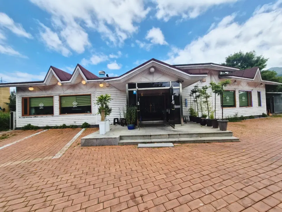 Wide view of Imga-ne Ureong Ssambap's spacious parking lot