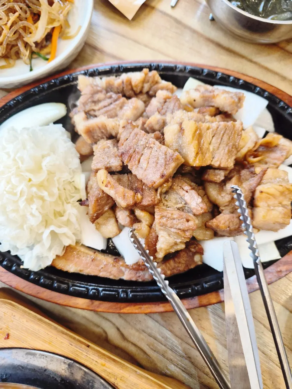 Ureong ssamjang and white wood ear mushrooms