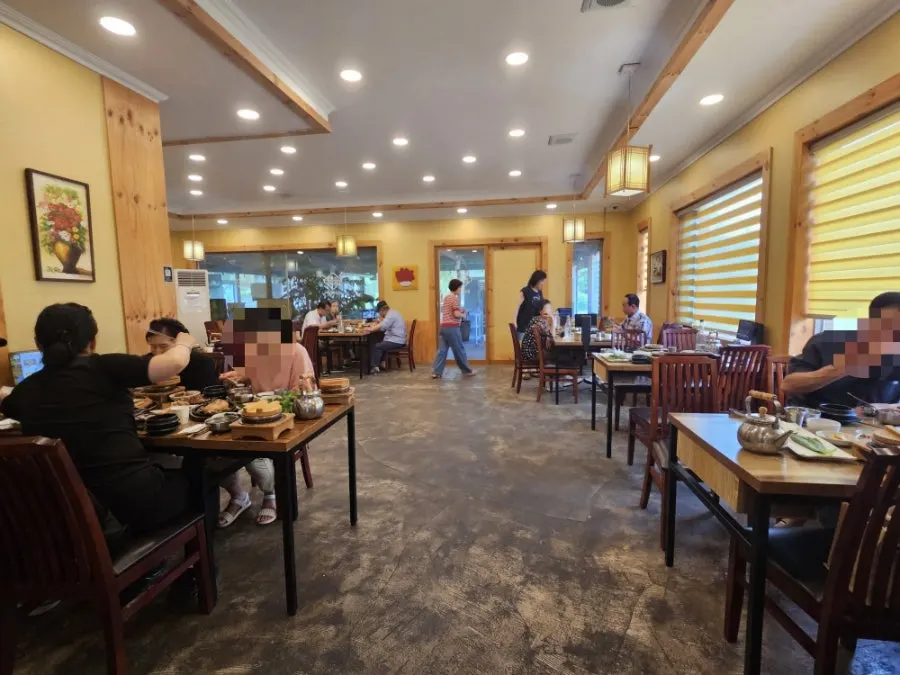 Wood-toned dining hall and private room