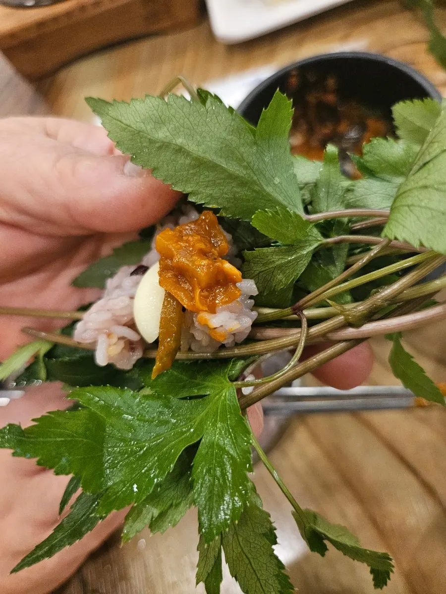 Pot rice and seaweed soup served with the set meal