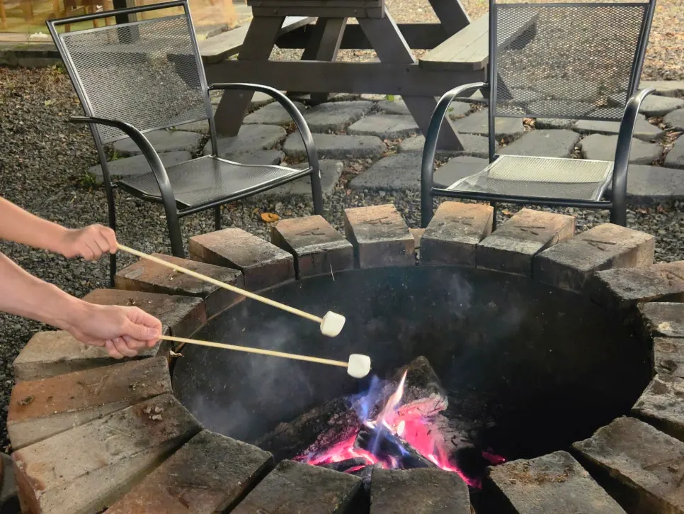 야외 좌석과 모닥불 공간