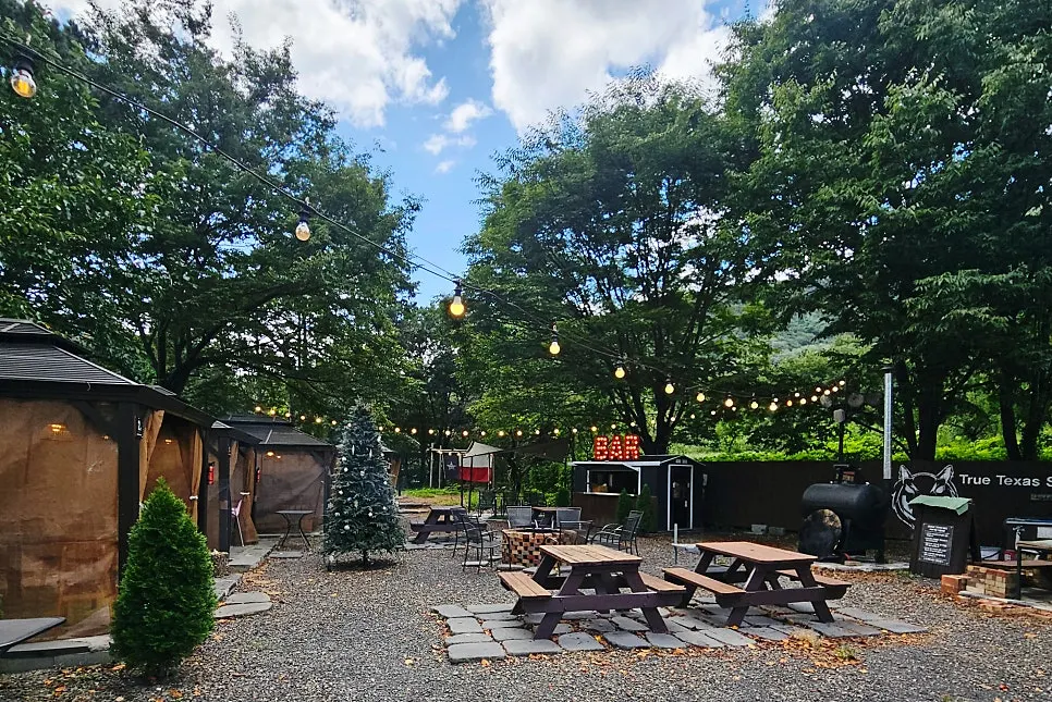 Outdoor seating area at the Palgongsan branch