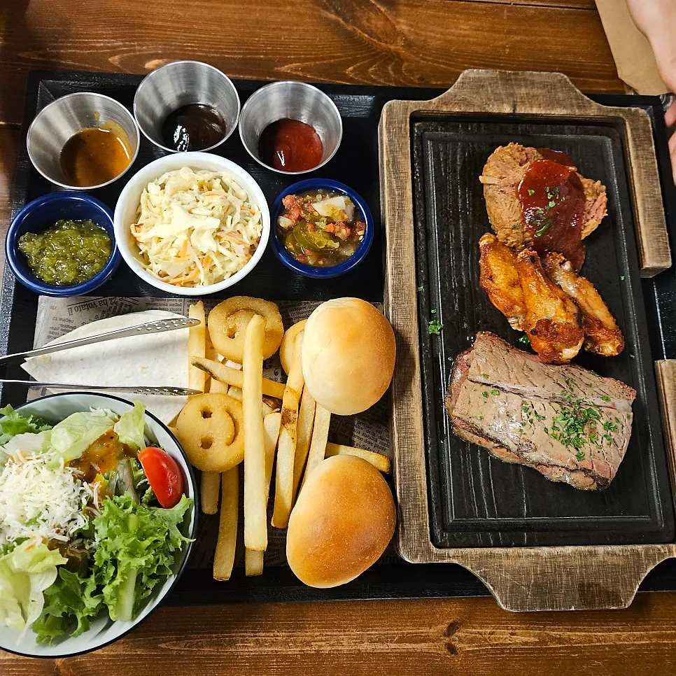 Appetizer nachos and Texas platter