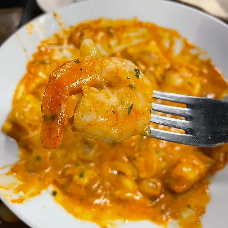 Cheese and shrimp rosé ravioli