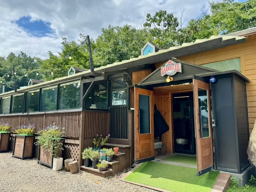 팔공산 바베큐 전문점 건물 전경