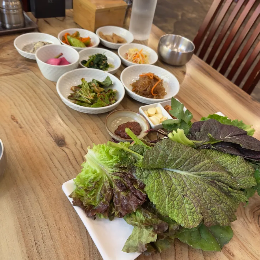 먼저 차려진 기본 밑반찬 상차림
