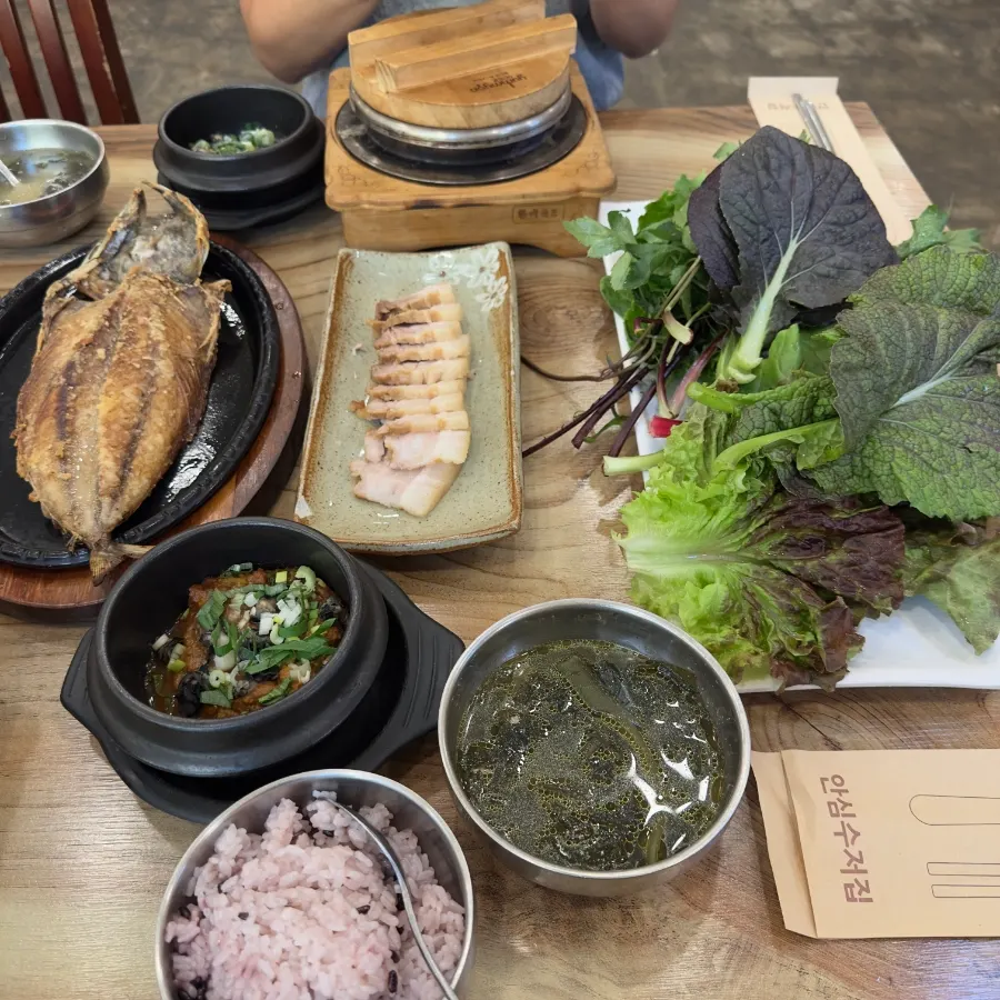돌솥밥과 고등어구이, 한방수육 상차림