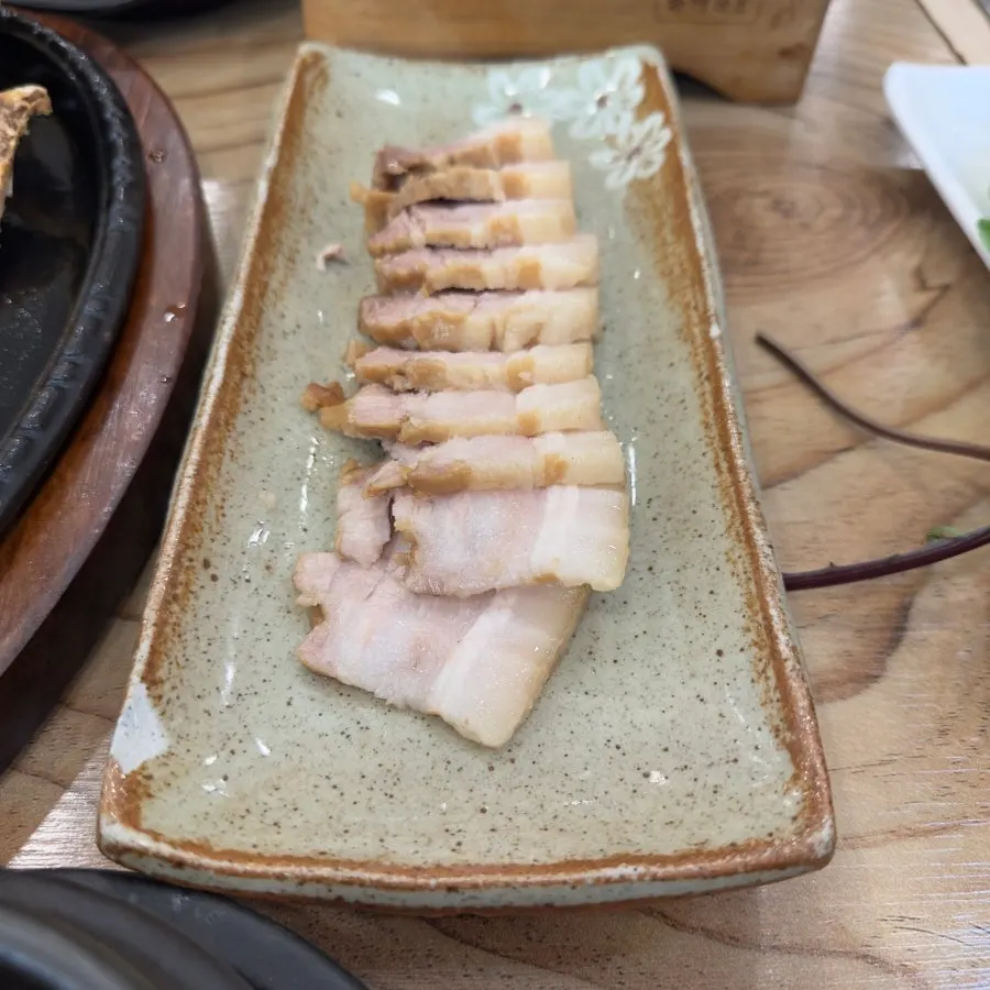 부드러운 한방수육 접시