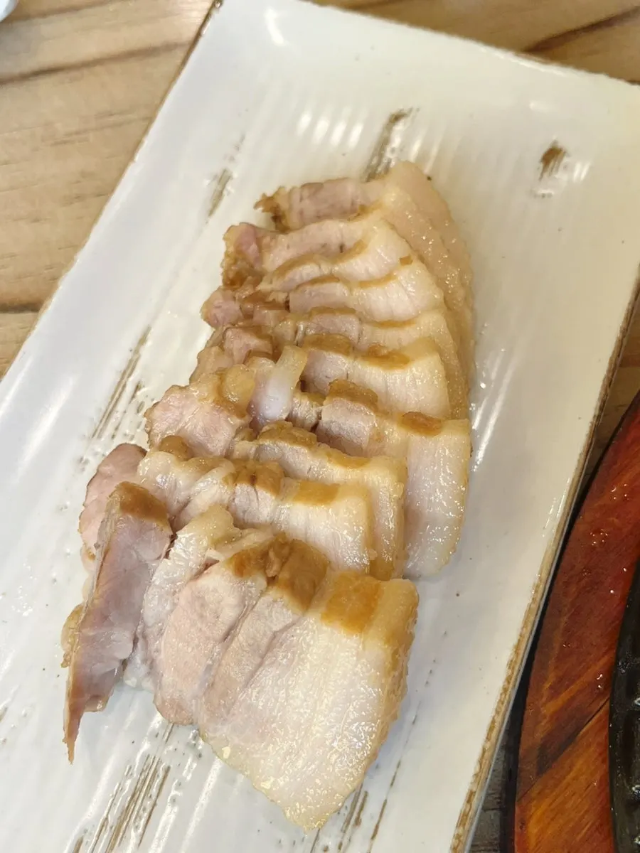 고등어구이 살을 발라낸 접시