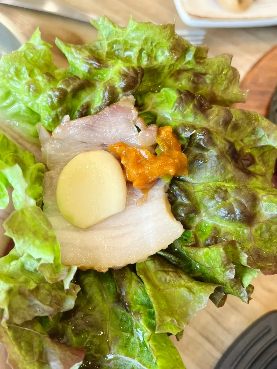 쌈에 올린 한방수육