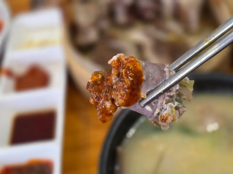 숙주에 싸 먹는 수육 한 점