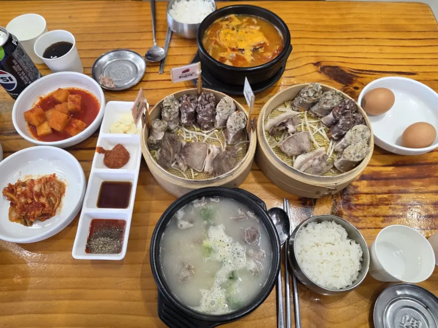 화장실 입구의 후식 차 코너