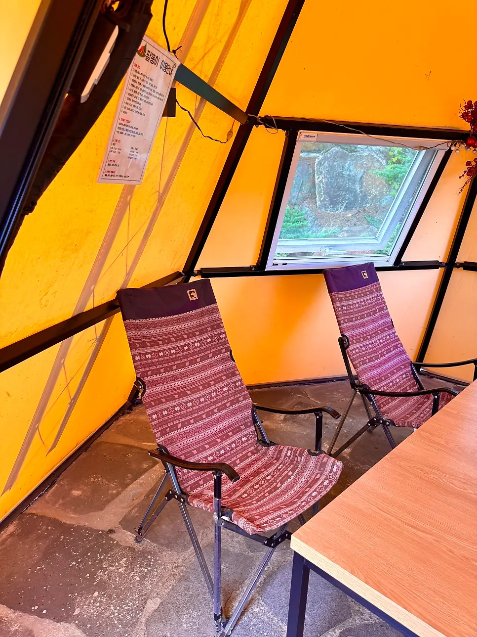 Meokping 1 tent seat with table and chairs set up