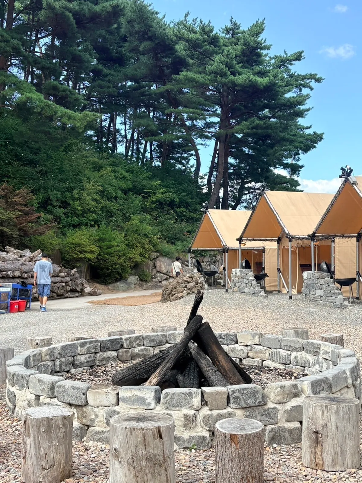 팔꽁이 캠핑식당 텐트 사이트 모습