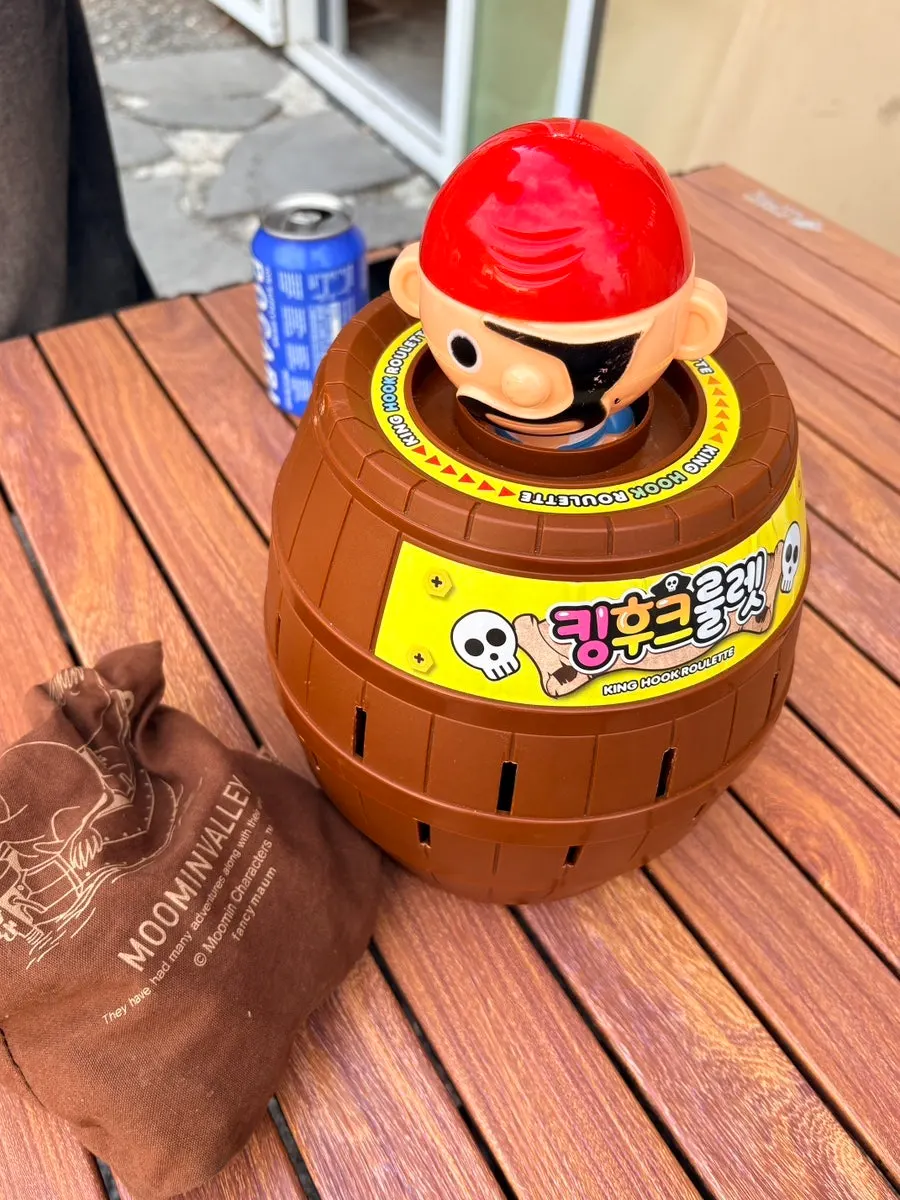 텐트 밖 테이블에서 즐긴 보드게임