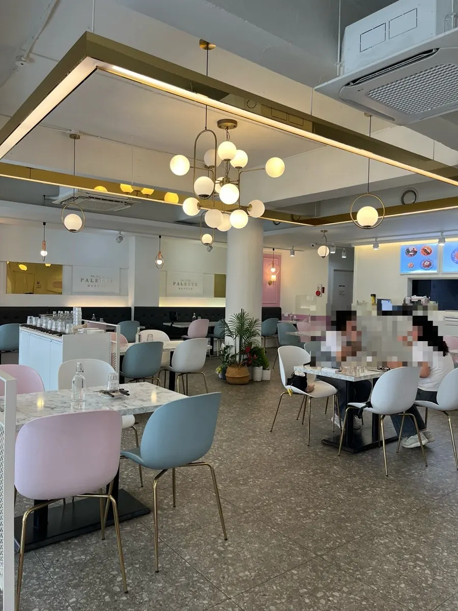 Interior of Palette Hannam with four-person tables