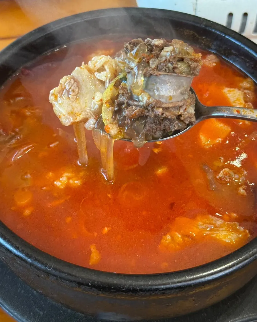 밥을 말고 들깻가루를 넣은 순대국