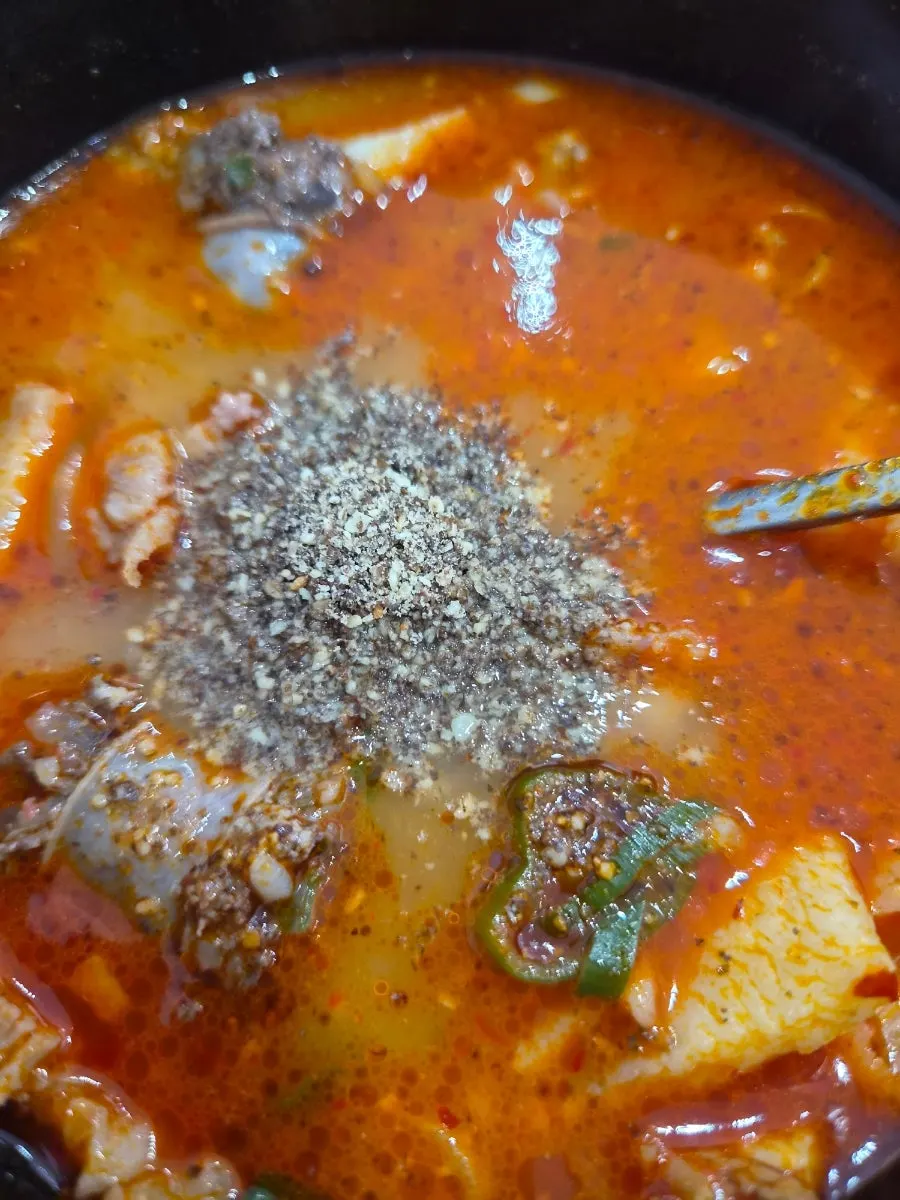 Adding perilla powder to sundae-guk loaded with suyuk and offal