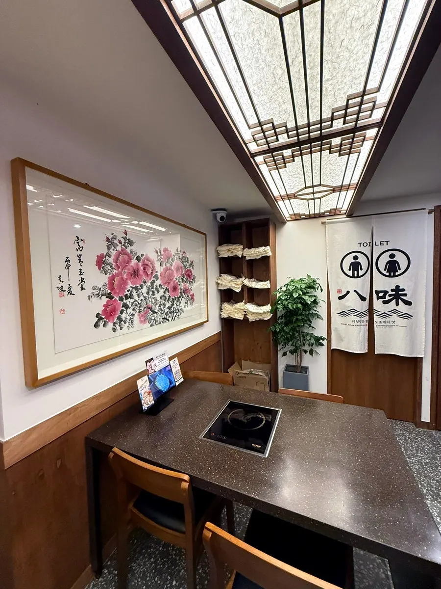 Hanok-style interior of Palmi Jogae Kalguksu