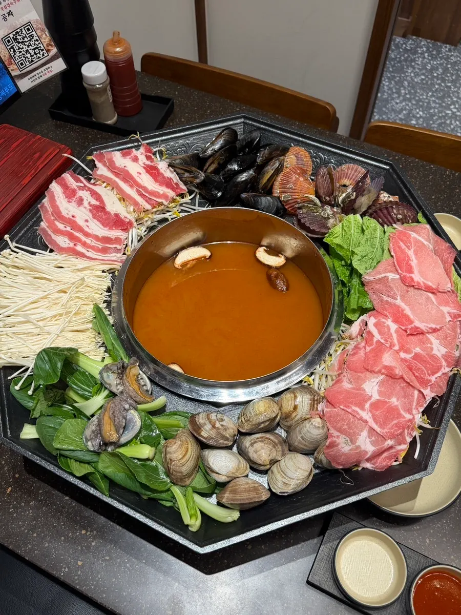 조개와 고기가 올라간 샤브 한 상