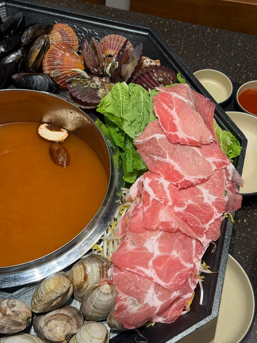 홍합 가리비 백합조개 전복이 담긴 조개 접시