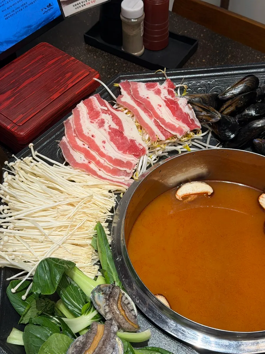 고기 2종과 청경채 버섯 숙주 채소 구성