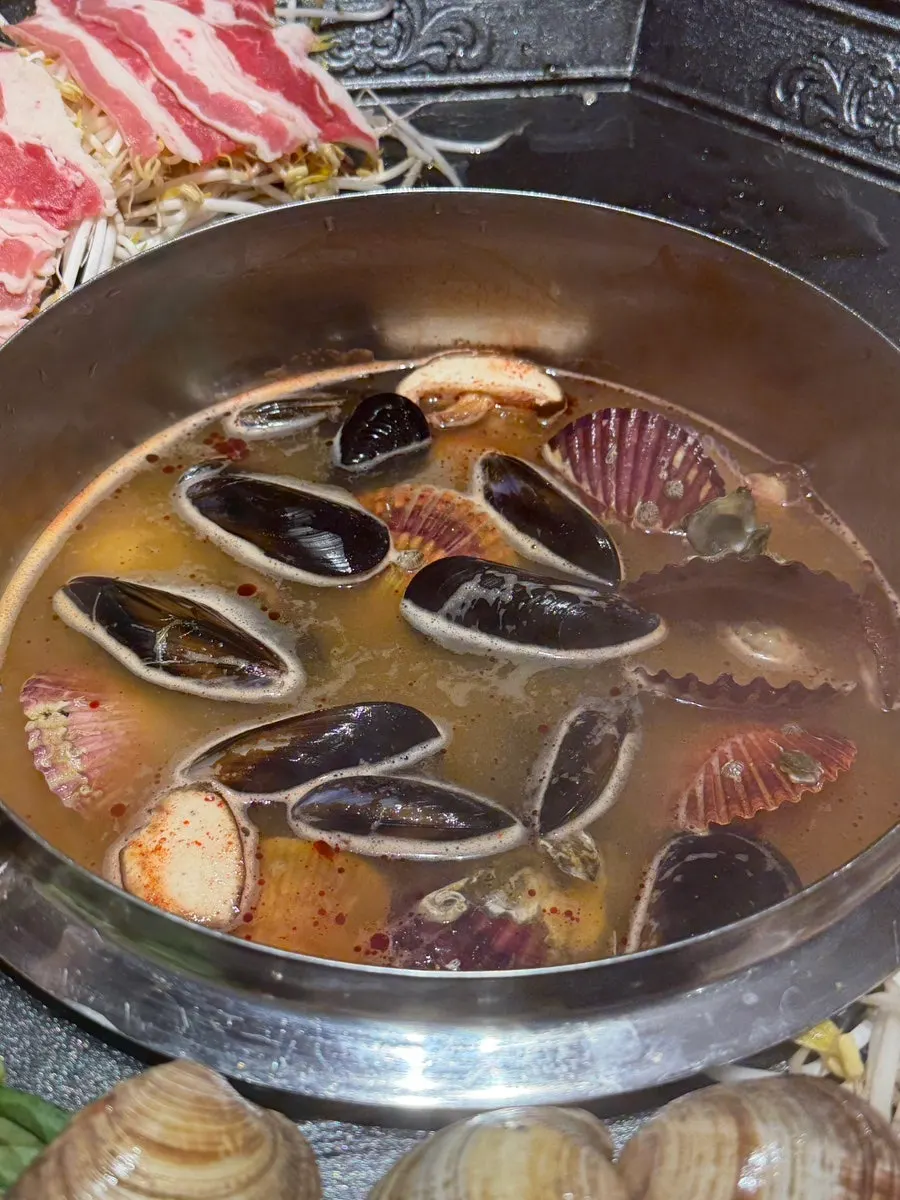 육수에 조개를 넣고 끓이는 모습