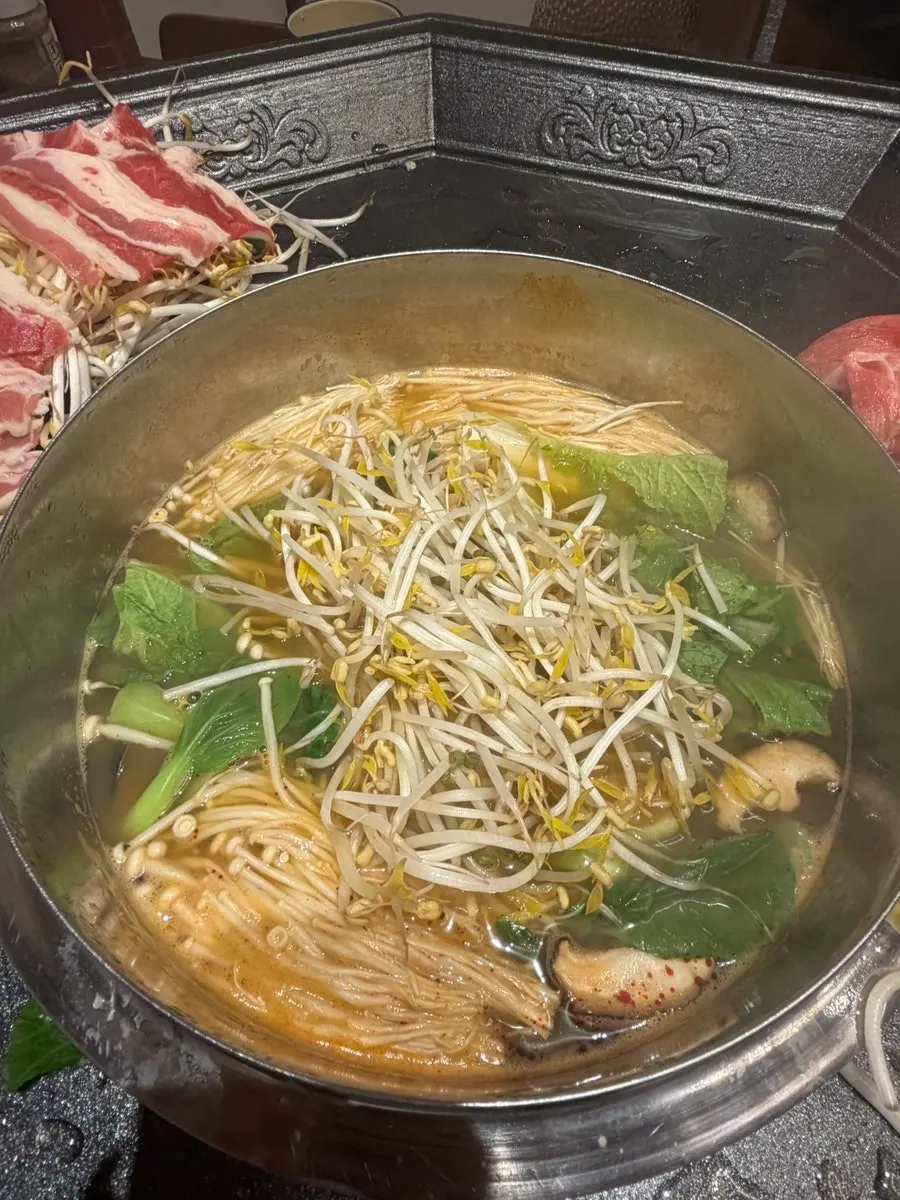 껍데기 발라낸 조갯살과 야채를 끓인 냄비