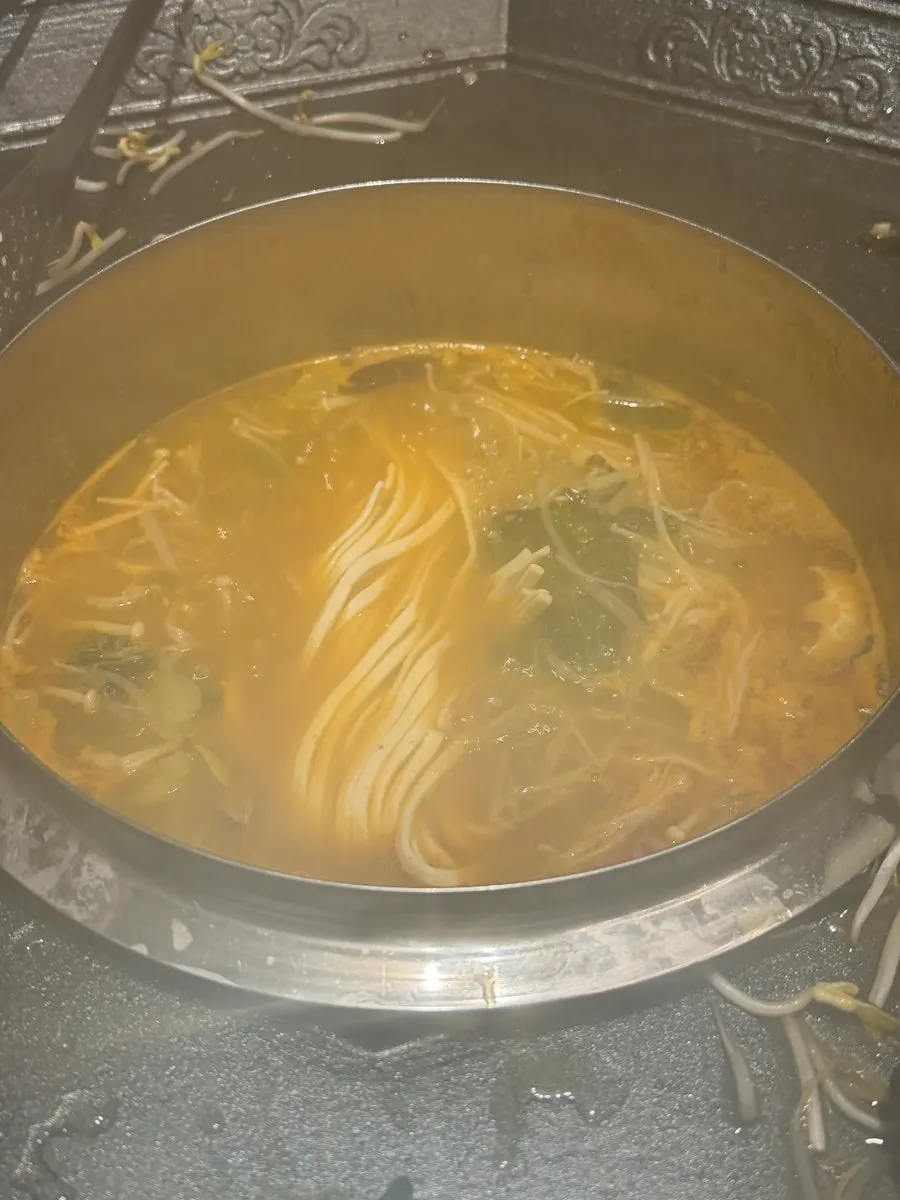 육수에 익힌 고기 한 점