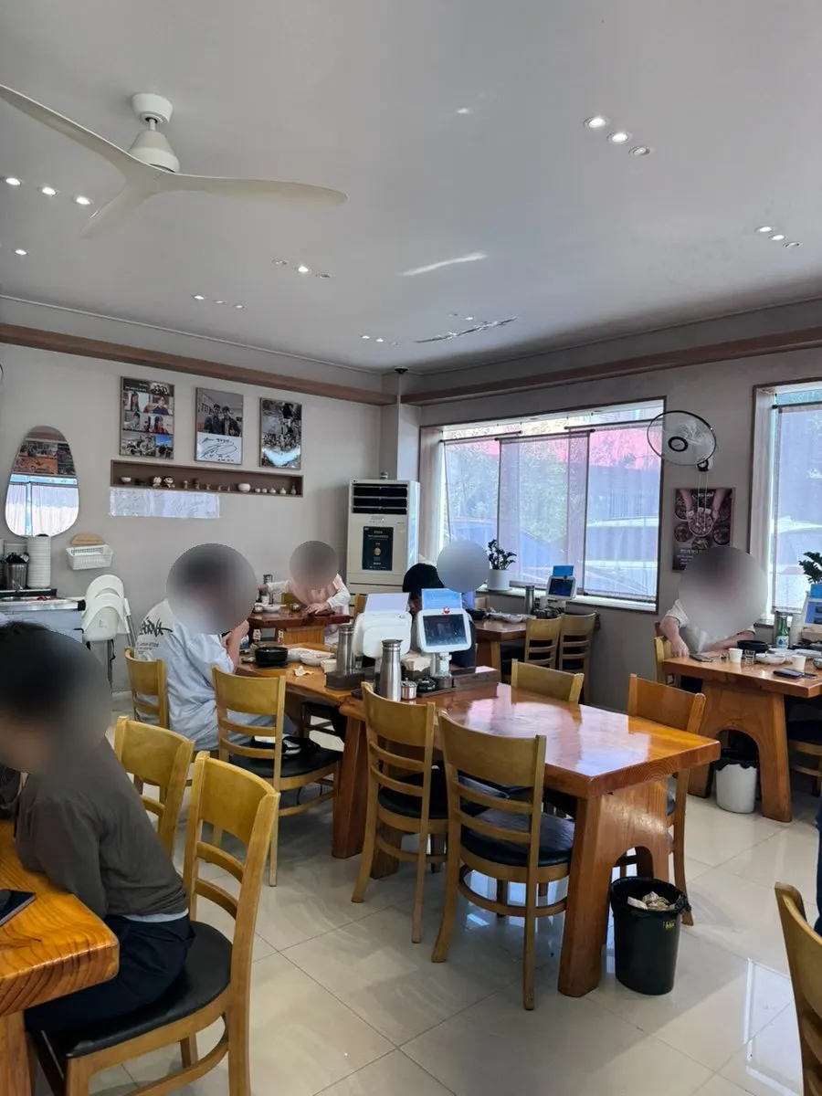 팔담순대 벽면에 걸린 방송 출연 사진과 연예인 사인