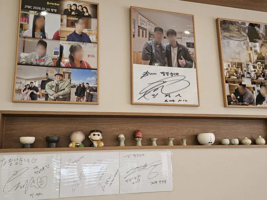 Celebrity signatures and photos on the wall at Paldam Sundae