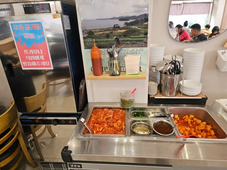 Basic side dishes of kimchi and diced radish kimchi at Paldam Sundae