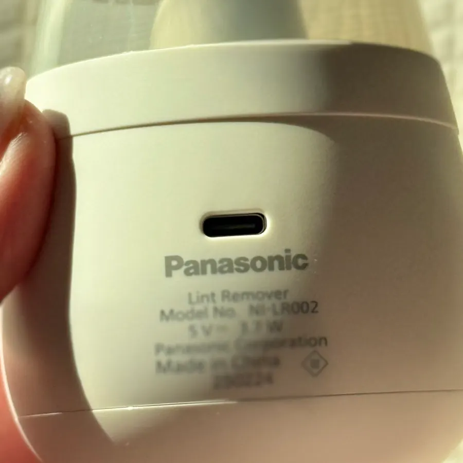 Compact cordless fabric shaver that fits in one hand