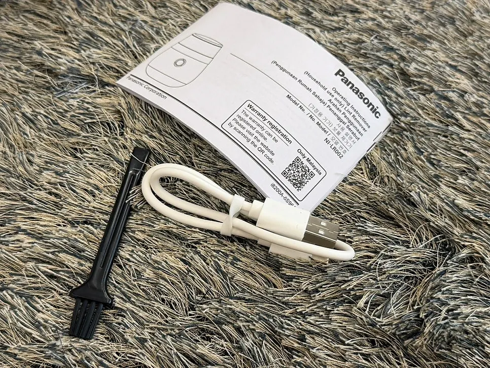 Items included with the Panasonic fabric shaver