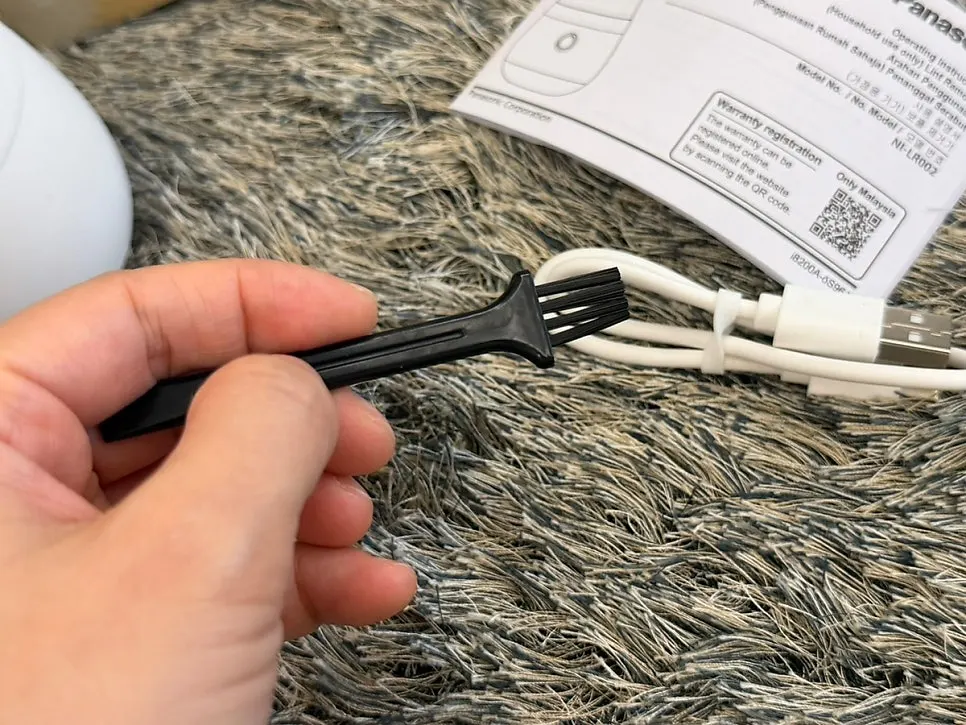Panasonic fabric shaver accessories and charging setup