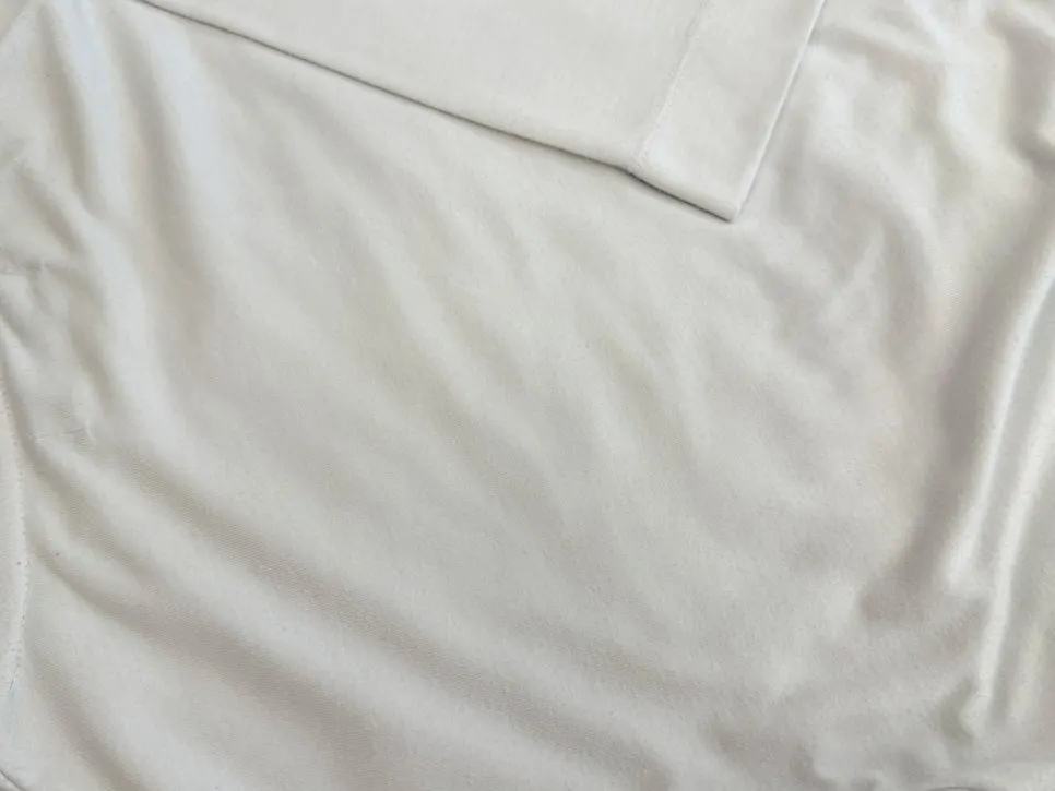 White T-shirt cleaned up after using the fabric shaver