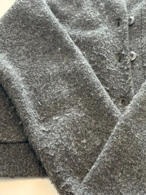 일상에서 입으며 보풀이 생긴 니트 표면