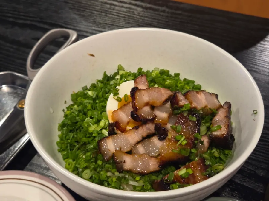 두툼한 삼겹살이 올라간 마라 비빔면