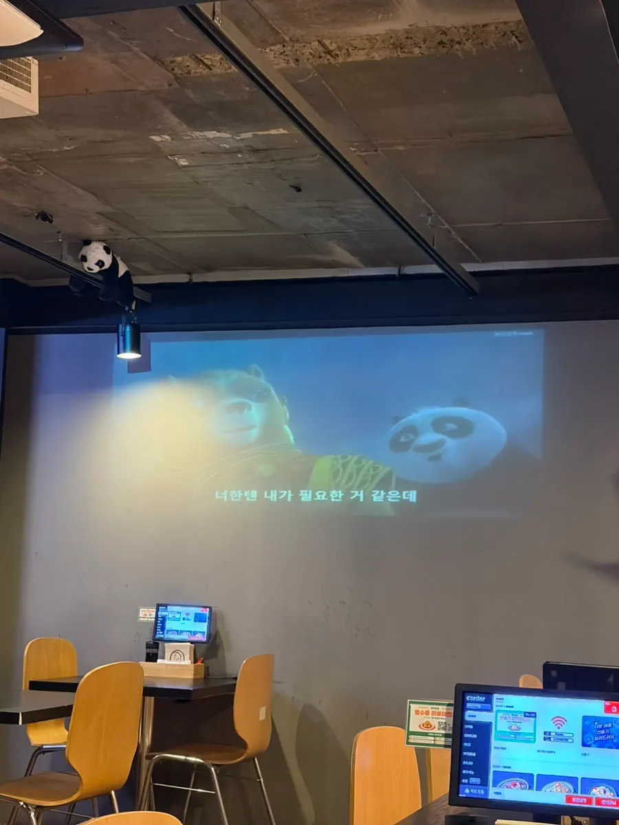 판다딤섬 주방과 매장 한쪽 모습
