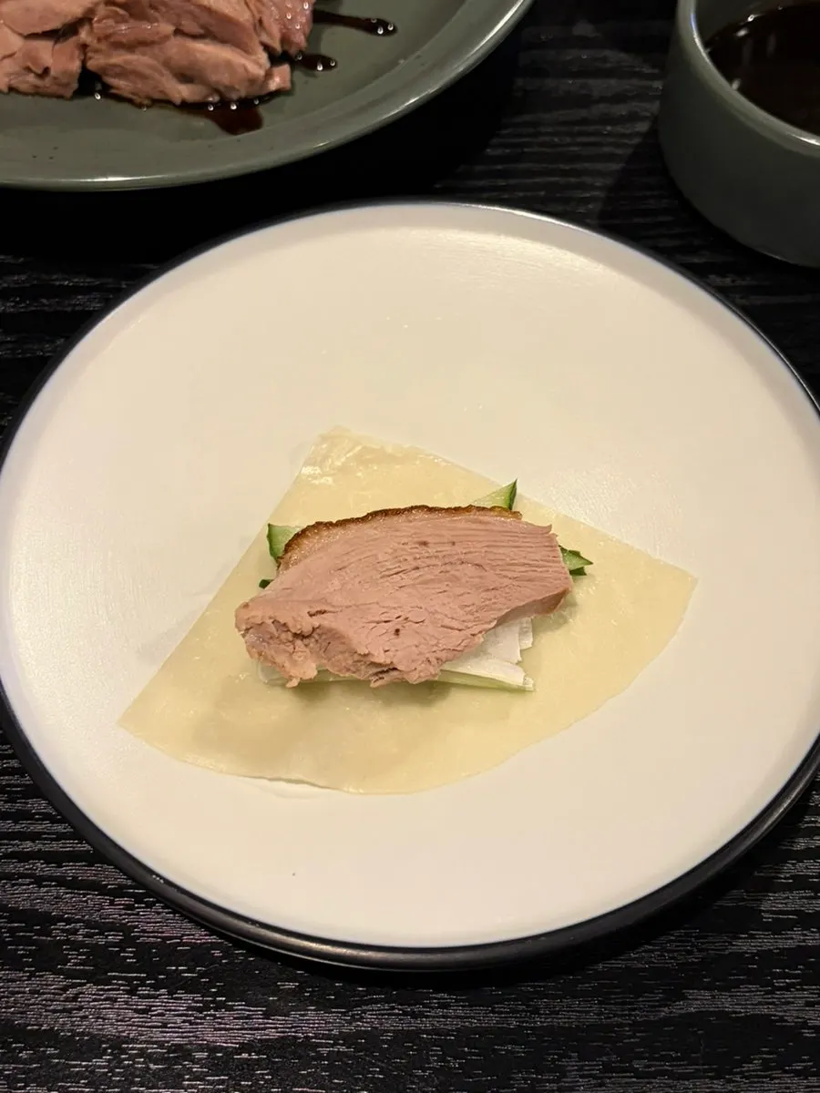 북경오리 소스와 설탕이 함께 놓인 상차림