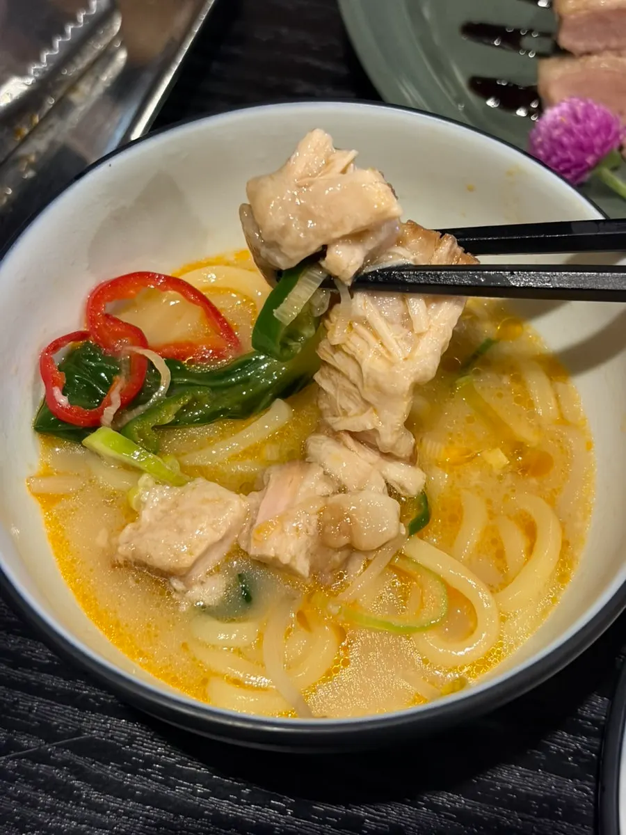 오동통한 면을 건져올린 중화돈코츠