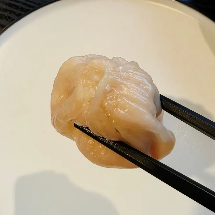 Picking up a thin-skinned xiaolongbao