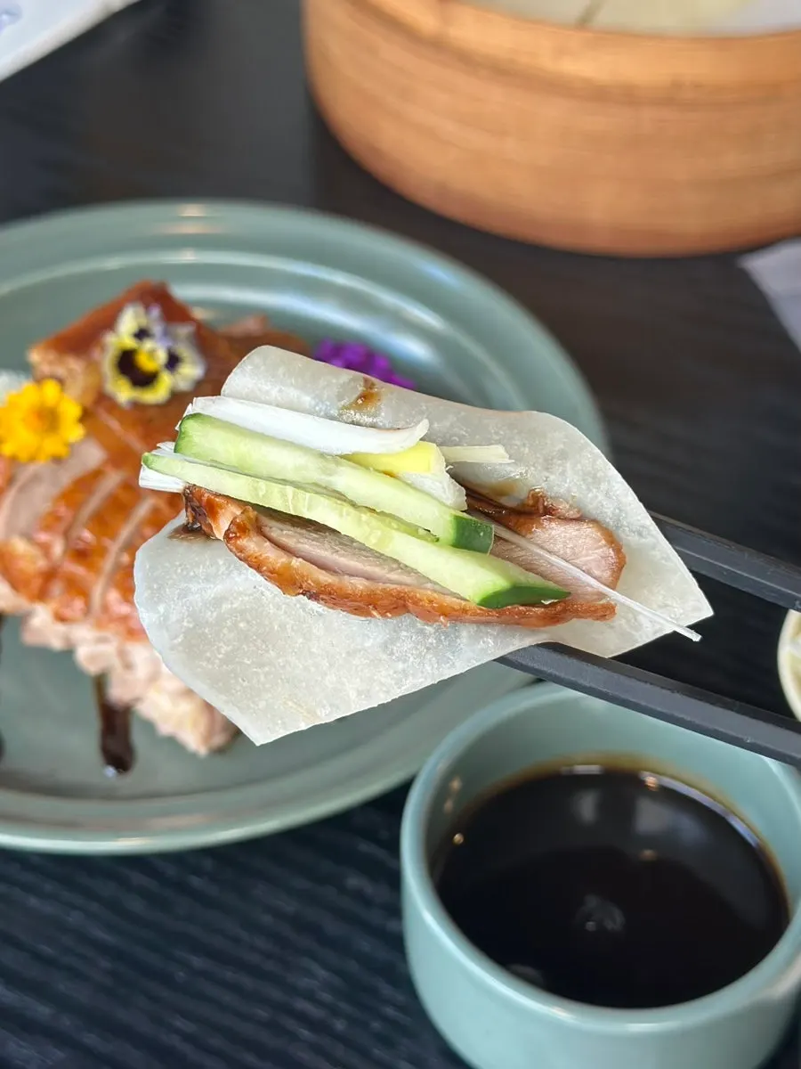 야빙에 북경오리와 파채를 올린 모습