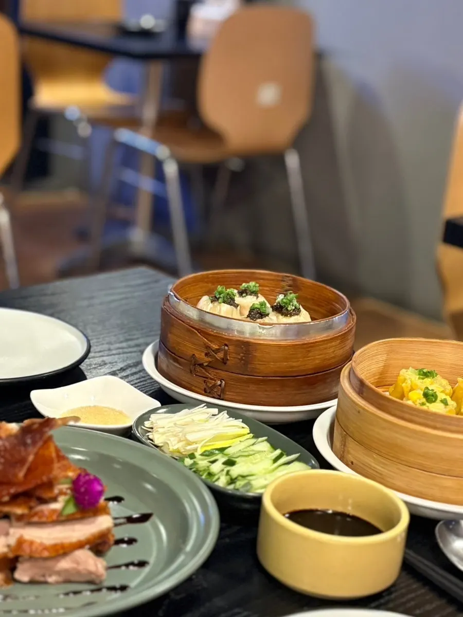 밀전병에 야채와 소스를 곁들인 북경오리 쌈