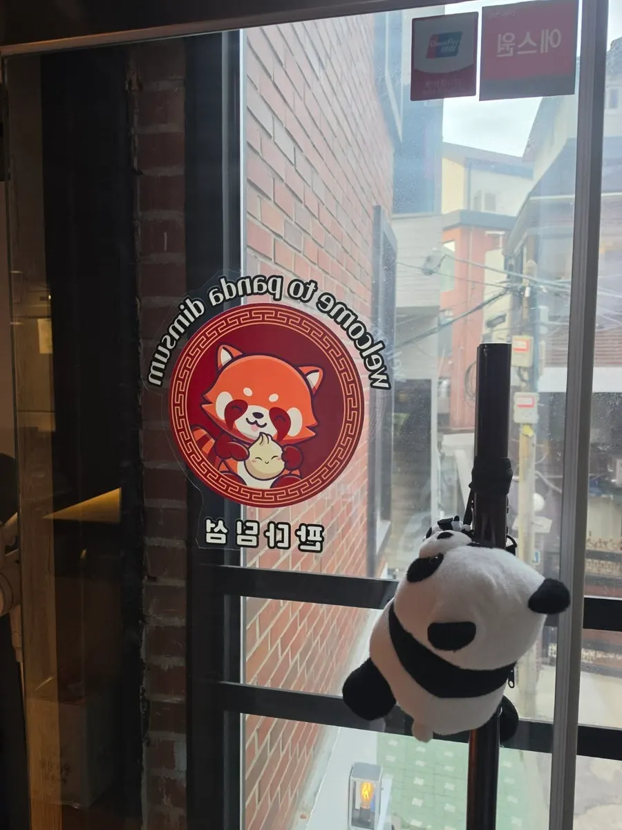 以熊貓小物佈置的熊貓點心店內